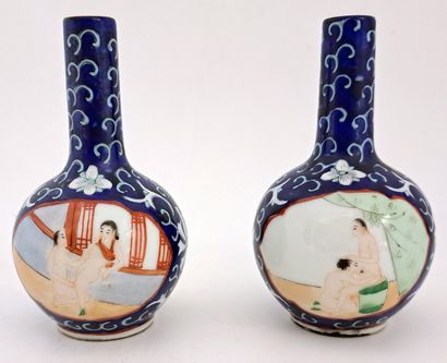 null CHINE. xxe siècle. Paire de petits vases en porcelaine émaillée polychrome à...