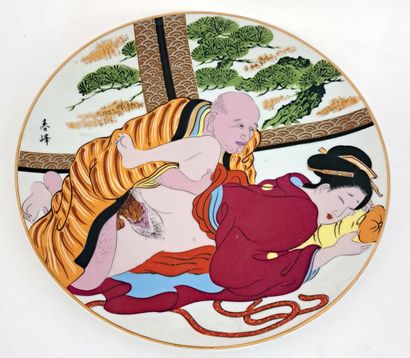 null JAPON. Shunga, xxe siècle. 2 assiettes en porcelaine polychrome avec rehauts...