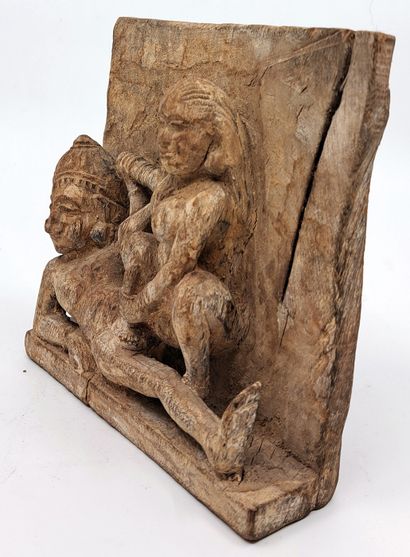 null INDE. Kama-sutra, xxe siècle. 2 bas-reliefs en bois représentant chacun un couple...