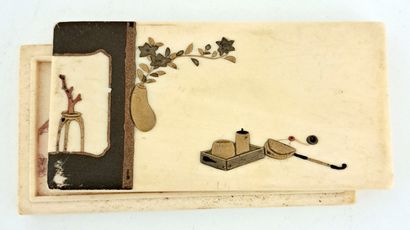 null JAPON. Époque Meiji (1868-1912). Boite rectangulaire en ivoire laqué or, brun...