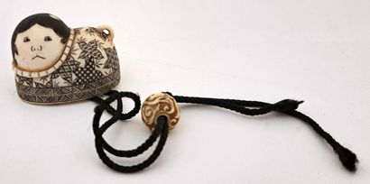 null JAPON. 2 amulettes polychrome, à ficelle et à secret, xxe siècle. Résine.4 x...