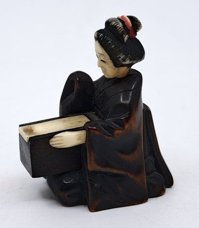 null JAPON. Époque Meiji (1868-1912). Okimono en bois et ivoire, jeune femme ouvrant...