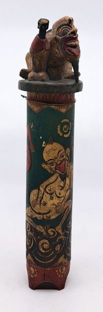 null INDONÉSIE. Porte-encens, xxe siècle. Bambou sculpté polychrome, personnage grotesque,...