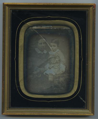 null DAGUERRÉOTYPE. Portrait d'une jeune femme et son enfant, vers 1855. Daguerréotype,...