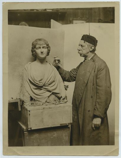 null 9 PERSONNALITÉS ART & MÉDECINE. John TUSSAUD (1858-1943), sculpteur anglais....