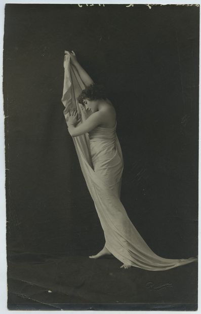 null Colette WILLY, known as COLETTE (1873-1954). Nude under a sheet, circa 1910....