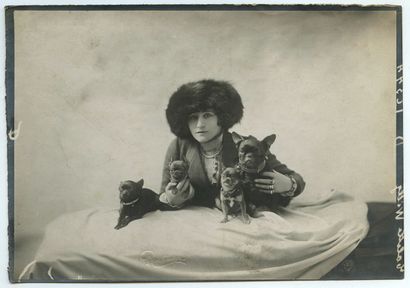 null Colette WILLY, dite COLETTE (1873-1954). Colette et ses chiens, vers 1910. Épreuve...
