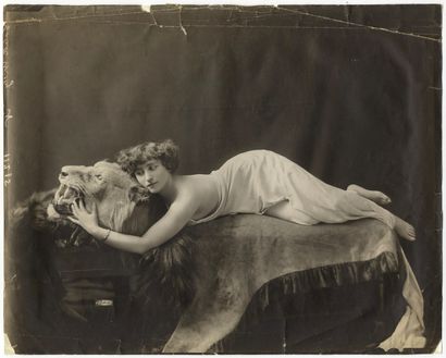 null Colette WILLY, dite COLETTE (1873-1954). Colette sur une peau de lion, vers...