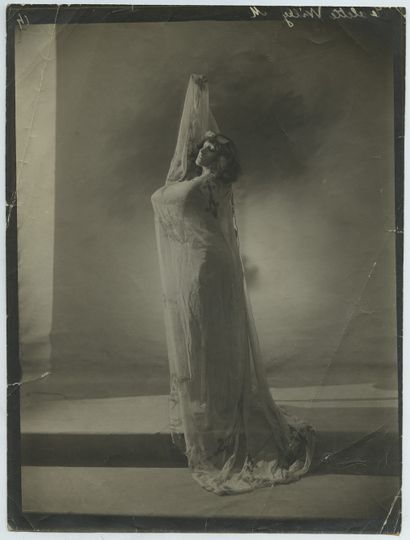 null Colette WILLY, known as COLETTE (1873-1954). Nude under an embroidered veil,...