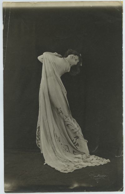 null Colette WILLY, known as COLETTE (1873-1954). Nude under an embroidered veil,...