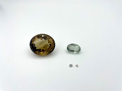 Lot : Deux quartz jaunes dont un pesant 111...