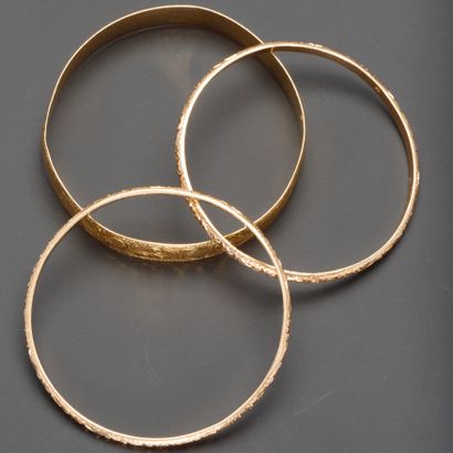 Trois bracelets joncs en or jaune, 750 MM,...