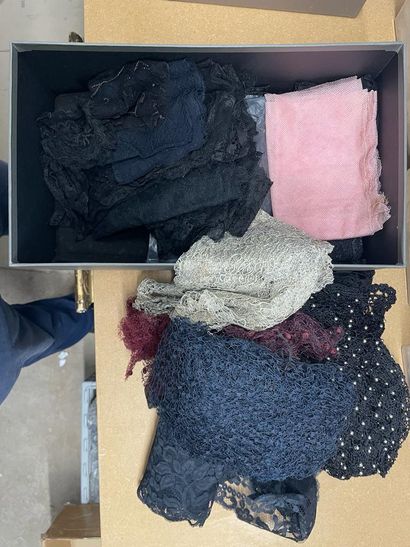 null Strong lot of lace fabric.
Including: ribbons, bonnets, mantillas and samples...
19th...