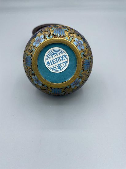 null Lot of cloisonné enamel including:
A domed vase topped with a Fo dog.
Bears...
