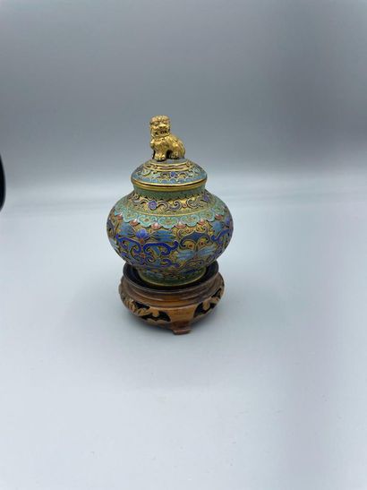 null Lot of cloisonné enamel including:
A domed vase topped with a Fo dog.
Bears...