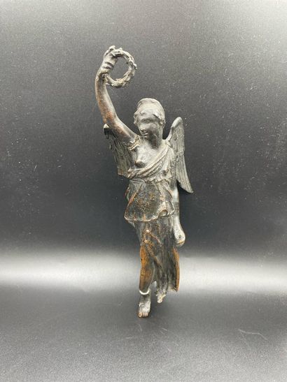 null Allegory of victory.
Bronze?
In the Antique style
23cm high
Misses, foot broken...