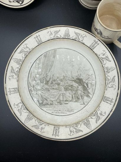 null Manufacture de Montereau, courthouse service.
Set of three plates, a cup, two...