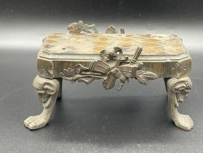 null Bronze terrace resting on four feet, lion paws topped with rams' heads and musical...