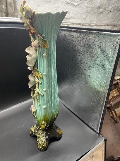null Large barbotine vase with applied flowers 
Height 46 cm 
Good condition