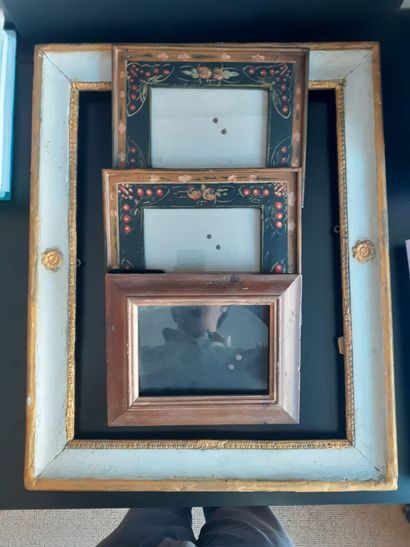 null A set of five modern frames, an Italian-style frame in rechampi wood and gilded...