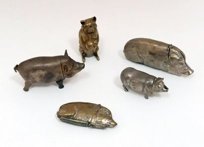 null SMOKER'S ARTICLES. 5 pig-shaped pyrogenes, approx. 7 cm each. Joint: 8 metal...