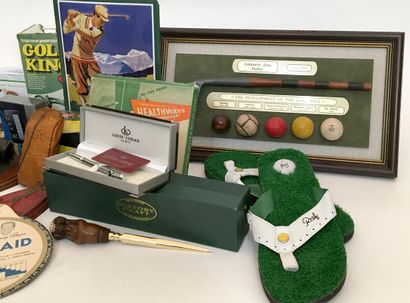 null GOLF. Around 20 miscellaneous items: sheet metal plaques, pens, clocks, candlesticks,...
