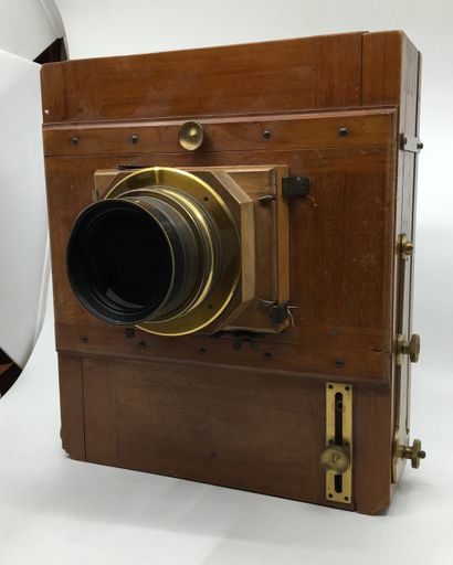 null PHOTOGRAPHY. Mahogany chamber 13 x 18 cm, leather bellows. With a C. Berthiot...