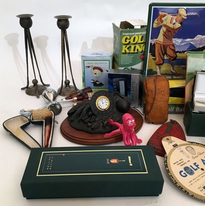 null GOLF. Around 20 miscellaneous items: sheet metal plaques, pens, clocks, candlesticks,...