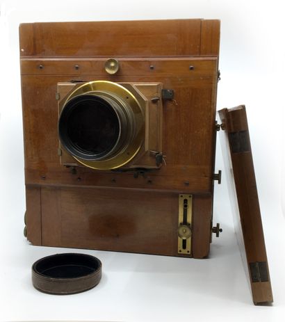 null PHOTOGRAPHY. Mahogany chamber 13 x 18 cm, leather bellows. With a C. Berthiot...