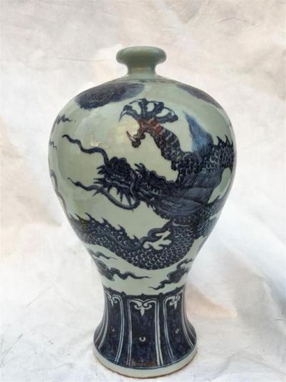 null CHINE. Grand vase Meiping en porcelaine bleu et blanc à décor de dragons