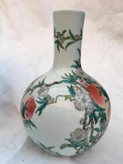 null CHINE. Petit vase en porcelaine de la famille rose de forme céleste à décor...