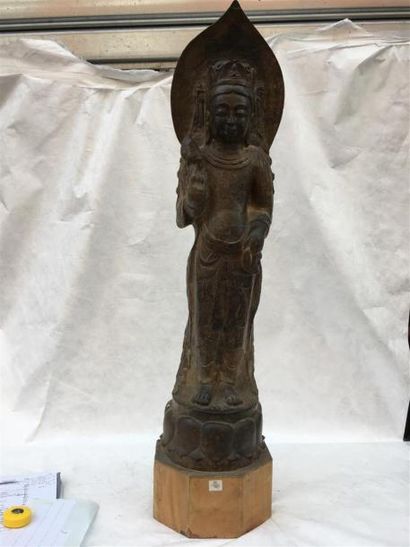 null CHINE. Grande statue Guanyin en pierre et son socle en bois, h. 90 cm (sans...