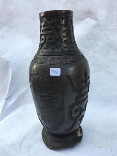 null CHINE. Vase en bronze à décor archaïsant, h. 35 cm