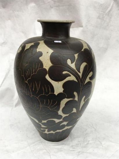 null CHINE. Vase Meiping de type «Cizhu » à décor de fleurs noires sur des réserves,...