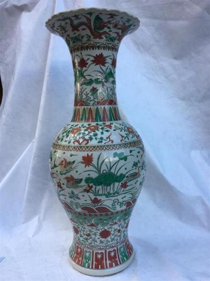 null CHINE. Grand vase balustre en porcelaine polychrome, h. 83 cm
