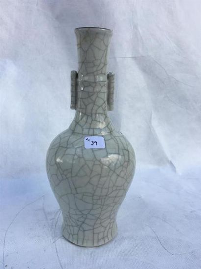 null CHINE. Petit vase de forme balustre à anses cylindriques en porcelaine craquelée...