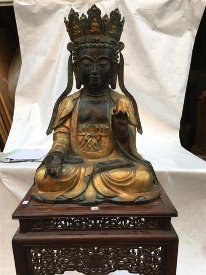 null CHINE. Bouddha en bronze patiné et partiellement doré et un socle en bois sculpté,...