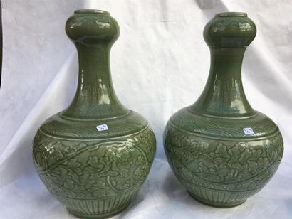 null CHINE. Paire de vases à col tête dail en porcelaine céladon, h. 51 cm