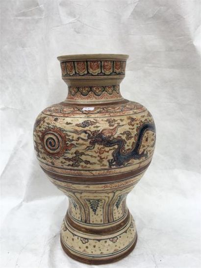 null CHINE. Vase à large panse en céramique polychrome à décors de dragons convoitant...