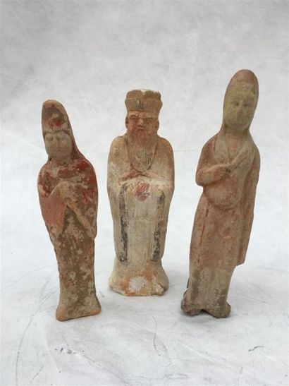 null CHINE. Trois statuettes en terre cuite de style Tang et Ming, h. 26 cm (pour...