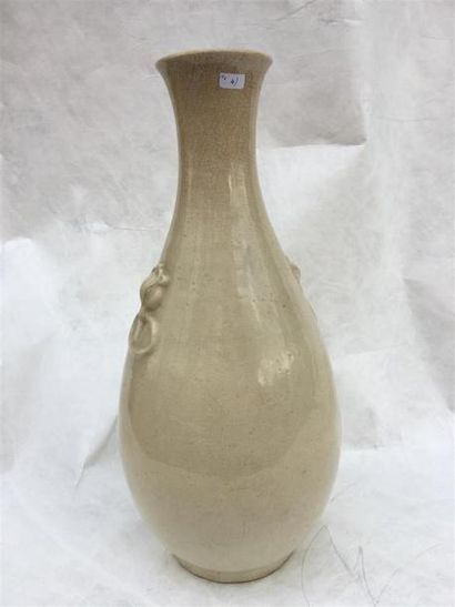 null CHINE. Vase flacon en porcelaine monochrome craquelée, les anses en fleur de...