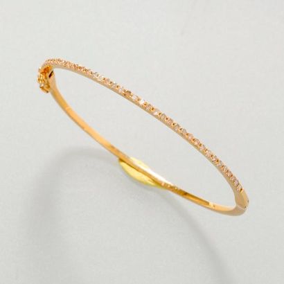 null Bracelet rigide ouvrant en or jaune, 750 MM, centré d'une ligne de diamants,...