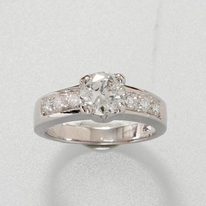 null Bague solitaire en or gris, 750 MM, ornée d'un diamant taille brillant pesant...