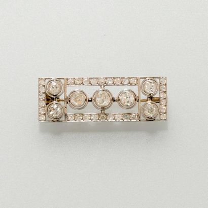 null ART-DECO. Broche "plaque" en, 750 MM, recouverte de diamants ronds, total :...