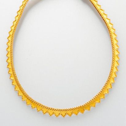 null BOUCHERON, Joli collier d'or jaune amati, 750 MM, à décor de chevrons et collerette,...
