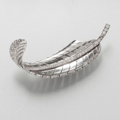 null Jolie broche "Plume" en or gris et, platine 900 MM, ornée de diamants, total...