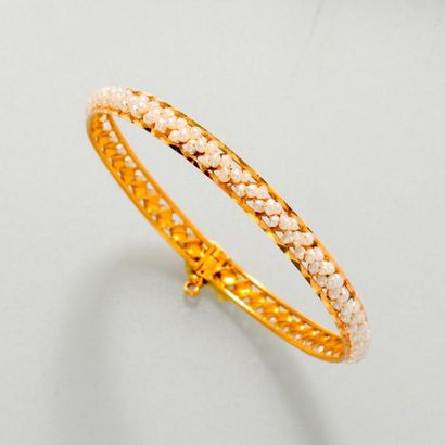 null Bracelet rigide ouvrant en or jaune, 750 MM, souligné de petites perles, poids...