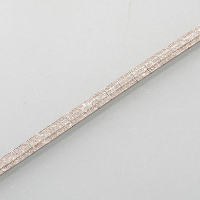 null Bracelet plat, articulé, en or gris, 750 MM, recouvert de brillants en trois...