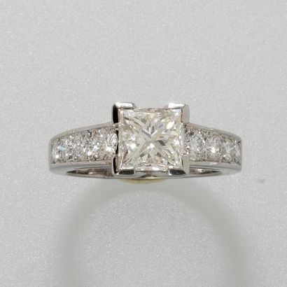 null Bague solitaire en or gris, 750 MM, ornée d'un diamant taille princesse pesant...