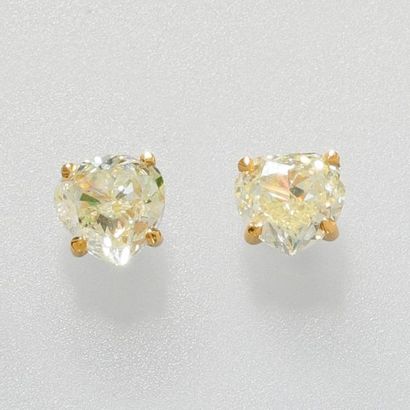 null Puces d'oreilles en or jaune, 750 MM, chacune ornée d'un diamant triangulaires,...